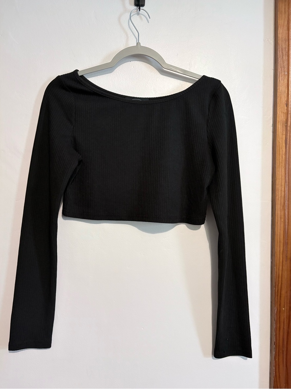 Black Long-Sleeve Ribbed Crop Top - Women